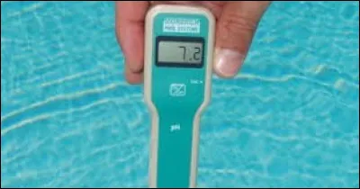 Je mesure le Ph de l'eau dans la piscine qui est près de 7. Cela indique...