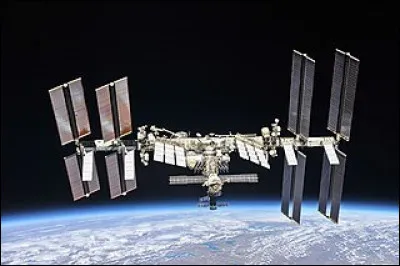 De quelle taille est la station spatiale internationale, située à 350 km au-dessus de notre tête ?