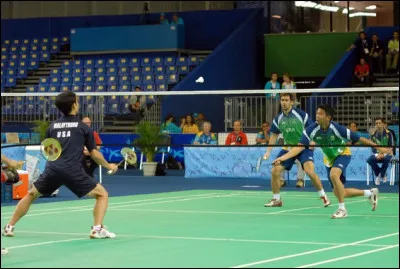 Comment appelle-t-on un joueur de badminton ?