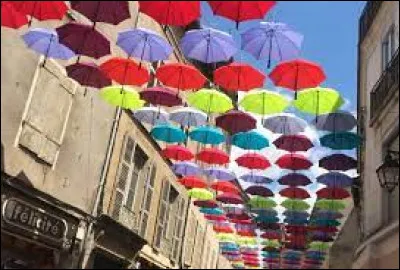 Quelle est la ville fran&ccedil;aise qui est consid&eacute;r&eacute;e comme la capitale du parapluie ?