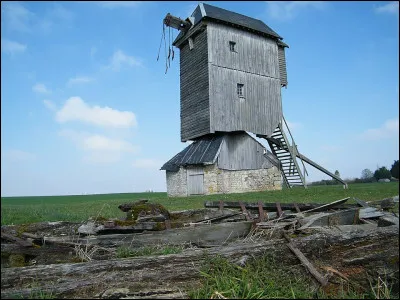 Pas de blason, plus de moulin... Vous ne trouvez pas que ça [...], par ici ?