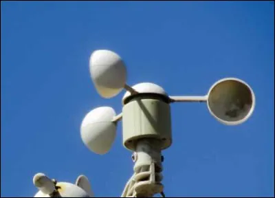 Cet appareil sert à mesurer la vitesse du vent. Quel est son nom ?