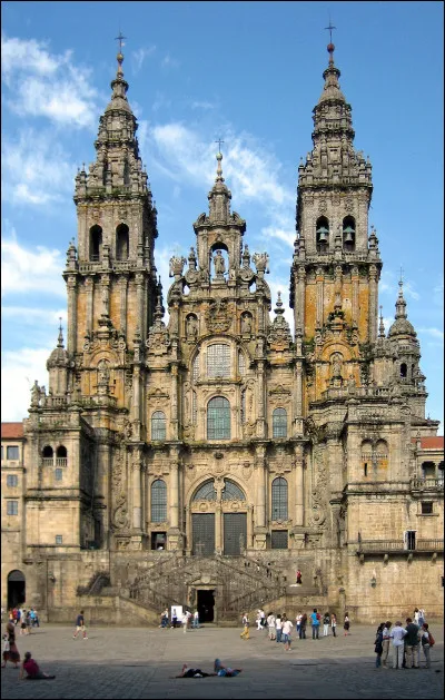 Vous devez aller en Espagne, à Compostelle, pour voir cette grande cathédrale romane du XIIe siècle, avec sa façade baroque du XVIIIe :