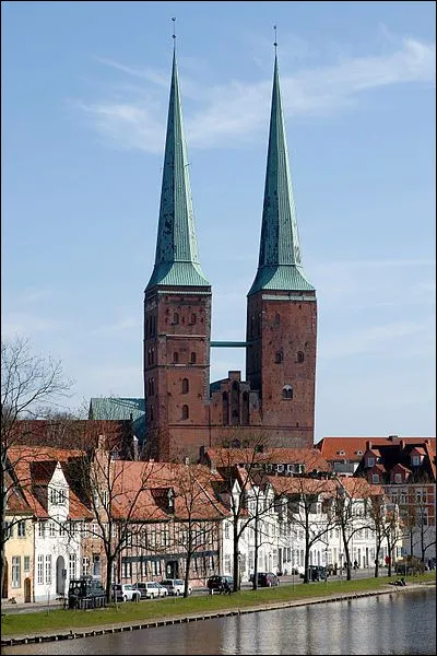 Il s'agit de la cathédrale en briques rouges de Lübeck, en Allemagne :