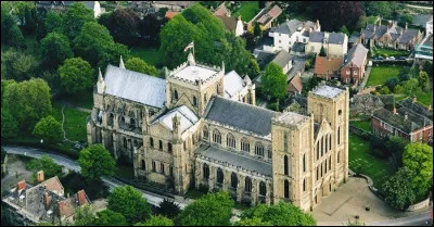 Il s'agit de la cathédrale de la petite ville de Ripon, en Grande-Bretagne :