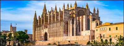 Il s'agit de la cathédrale de Palma de Majorque, en Espagne :