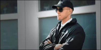 Il peut être avec un chien ou à pied. Qui est-il ?