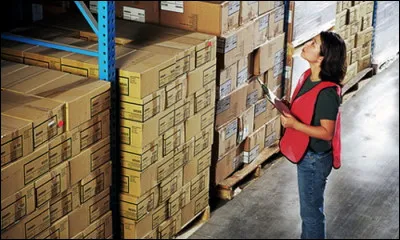 Avant d'être mis en rayon les produits passent forcément par moi. Qui suis-je ?