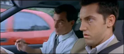 Dans le premier opus de "Taxi", Emilien passe son permis dans cette sc&egrave;ne et l'instructeur lui demande de prendre &agrave;...