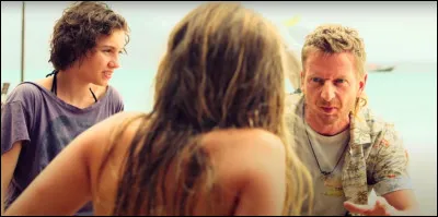 Dans cette sc&egrave;ne du film "Le Club des cinq : L'&Icirc;le aux pirates", quelle activit&eacute; propose cet homme aux ados ?