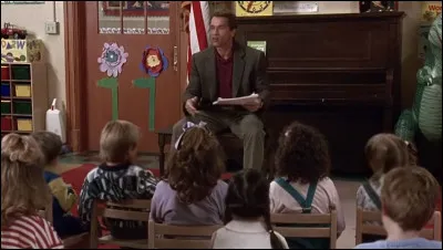 Dans cette sc&egrave;ne du film "Un flic &agrave; la maternelle", quelle activit&eacute; propose monsieur Kimble aux enfants ?