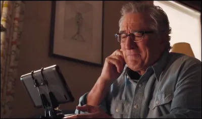 Que fait ce grand-p&egrave;re dans cette sc&egrave;ne du film "Mon grand-p&egrave;re et moi" ?