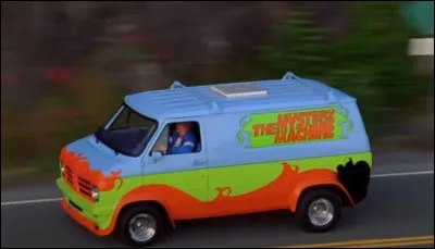 Dans cette sc&egrave;ne du film "Scooby-Doo 2 : Les Monstres se d&eacute;chainent", qui conduit la Mystery Machine ?