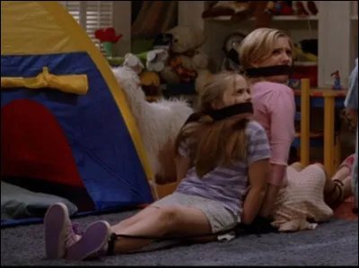 Dans le film "Baby-Sittor", les enfants de la famille Plummer sont ligot&eacute;s dans une chambre. Que fait Lulu pour d&eacute;tourner l'attention du garde qui les surveille ?