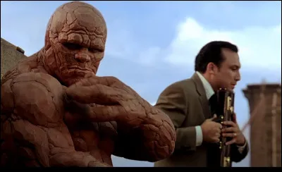 Dans "Les Quatre Fantastiques" sorti en 2005, que fait cet homme &agrave; cot&eacute; de "la Chose" ?
