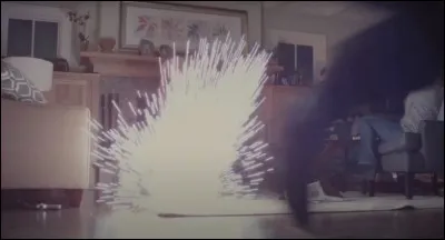 Dans cette sc&egrave;ne de "Secret Agency", qui jette une grenade au sol ?