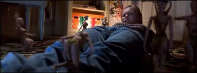 Dans cette sc&egrave;ne de "Small Soldiers", qu'est-ce qui b&acirc;illonne Christy ?