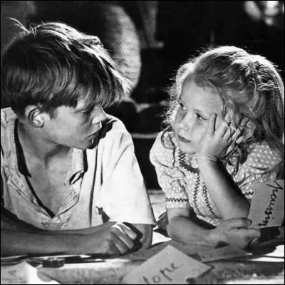 Quel &eacute;v&eacute;nement, qui a concern&eacute; environ dix millions de Fran&ccedil;ais, sert de cadre au film "Jeux interdits" ?