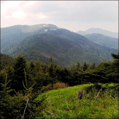 Quelle cha&icirc;ne de montagnes, qui culmine au mont Mitchell, traverse l�est du continent nord-am&eacute;ricain, de Terre-Neuve &agrave; l�Alabama ?