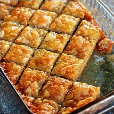 Quel dessert tr&egrave;s r&eacute;pandu dans le monde musulman est g&eacute;n&eacute;ralement &agrave; base de p&acirc;te phyllo et de sirop de sucre ou de miel ?