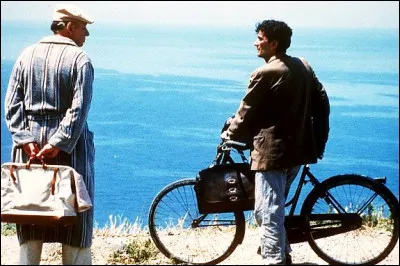 "Le Facteur" se déroule dans les années 1950, sur la petite île italienne de Salina. Mario s'engage comme facteur et livre du courrier à Pablo Neruda exilé : quel acteur incarne l'écrivain chilien ?