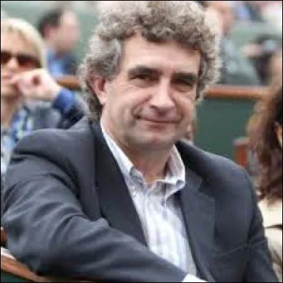 Dominique Rocheteau est né à Saintes. Lors de sa carrière sportive, il a été surnommé l'ange ------------.