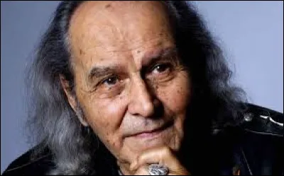 Guy Gilbert est un gars de Rochefort devenu prêtre catholique... Personne n'est parfait ! À quoi peut-on le reconnaître quand on le croise dans la rue ?