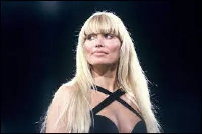 Lova Moor a été meneuse de revue au Crazy Horse. Saurez-vous reconnaître la photo du spectacle proposé dans cet établissement ?