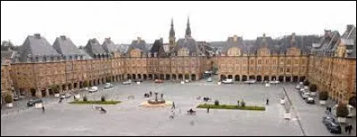 Dans quelle ville se situe la place Ducale ?