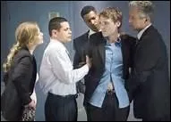 Que porte-t-elle souvent, qui ne fait pas trs 'flic' ?