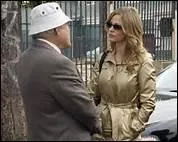 Le Lieutenant Provenza aussi met souvent un accessoire qui ne fait pas trs 'flic'. Lequel ?