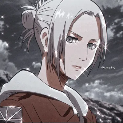 Que perd Eren lors de son combat contre le Titan Féminin ?