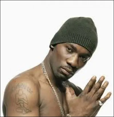 Dans quel groupe de hip hop le rappeur Passi a-t-il d&eacute;but&eacute; ?