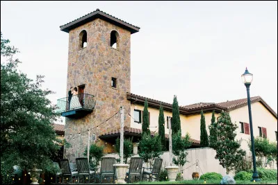 Quand Cherry arrive à Tanglewwood House, dans quel ordre rencontre-t-elle les surs Tanberry, et pourquoi ?