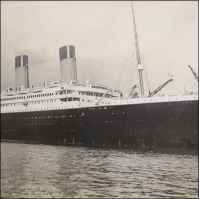 Pourquoi Cherry part-elle en bateau pendant la nuit ?