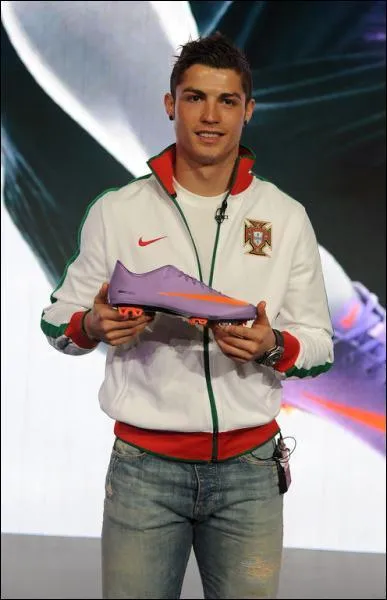 Avec quelle marque de chaussures Cristiano Ronaldo a-t-il sign un contrat jusqu'en 2015 ?