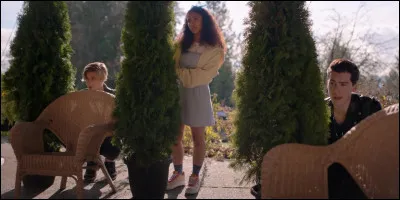 Qu'est-ce que Julie apprend à propos de Luke à l'épisode 6 ?