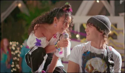 À l'épisode 7, quel groupe chante dans un garage et quelle est la chanson ?