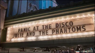 Où chante le groupe Julie and the Phantoms à l'épisode 9 ?