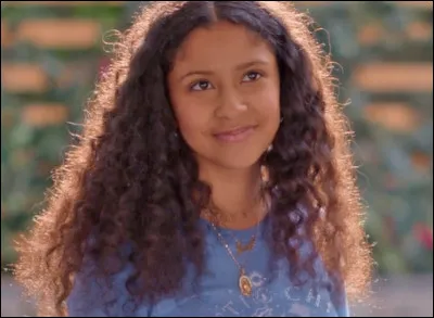 Comment s'appelle la fille qui voit les fantômes des Sunset Curve ?