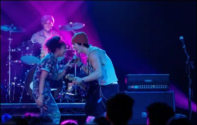 Comment s'appelle la chanson que chante Julie, Luke, Reggie et Alex au lycée au 2e épisode ?