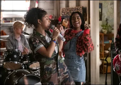 Pour se réconcilier avec sa meilleure amie, Julie chante une chanson, comment s'appelle-t-elle ?