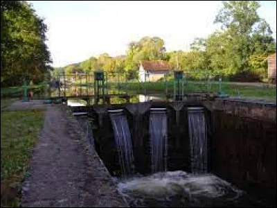 Nous sommes à l'écluse de Sardy, sur le canal du Nivernais, à Sardy-lès-Épiry. Commune de l'arrondissement de Clamecy, elle se situe dans le département ...