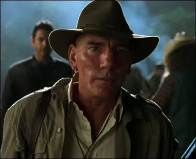 Dans quel film l'acteur britannique Pete Postlethwaite joue-t-il un chasseur de trophées ?