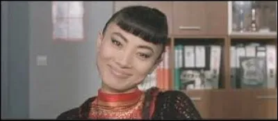 Quelle actrice joue le rôle de la nouvelle stagiaire ?