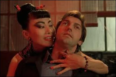 Quand Émilien se fait arrêter par le gang des Pères Noël, que confisque la stagiaire à Émilien ?