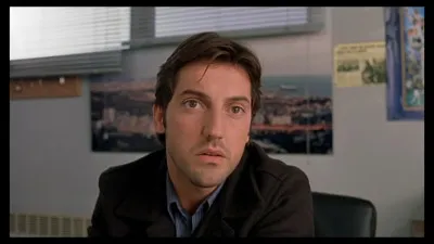 Alors qu'Émilien a arrêté un faux Père Noël croyant qu'il était un membre du groupe des Pères Noël, il va découvrir qu'en réalité, le Père Noël qui a été arrêté par accident par Émilien était en effet...