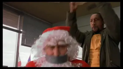 Avec quel annuaire, Alain a-t-il frappé le père Noël pour le faire parler ?