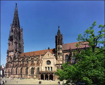 Il s'agit de la cathédrale d'Uppsala, en Suède, la plus grande de Scandinavie :