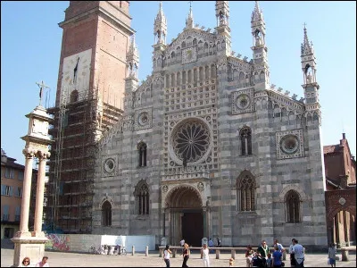 Vous irez en Italie, à Monza, pour voir cette cathédrale :